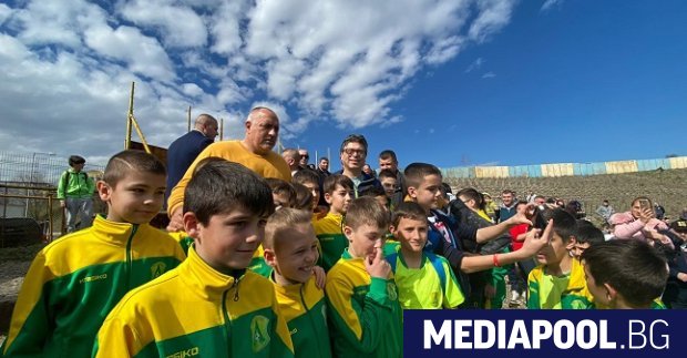 Премиерът Бойко Борисов е обещал държавата да помага на футболен