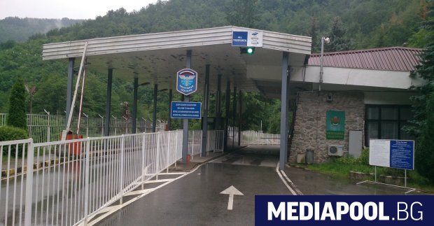 До второ нареждане временно се преустановява преминаването на лица и