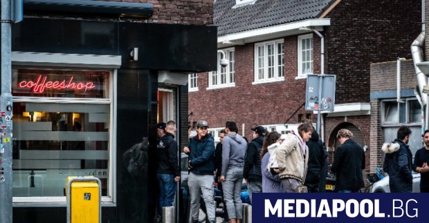 Нидерландия затваря от днес до 6 април училища барове ресторанти