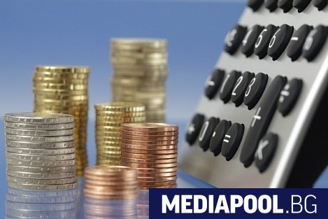 Държавният бюджет вече е на минус 3 5 млрд лв заяви