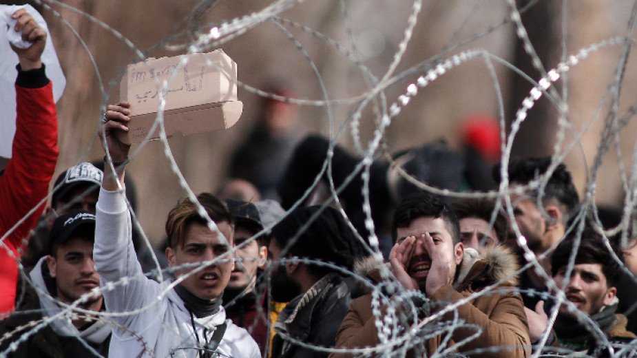 ЕК дава на Гърция 700 млн. евро за справяне с мигрантския натиск