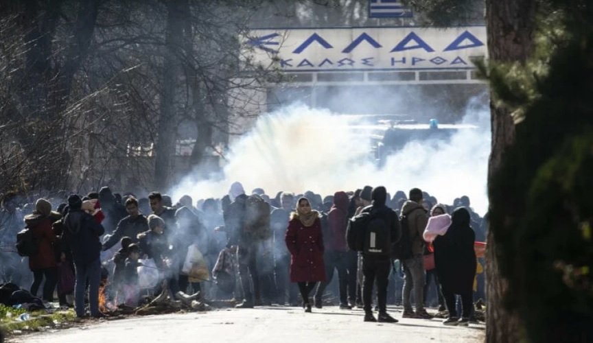 Гръцката полиция стреля със сълзотворен газ срещу мигранти на границата с Турция