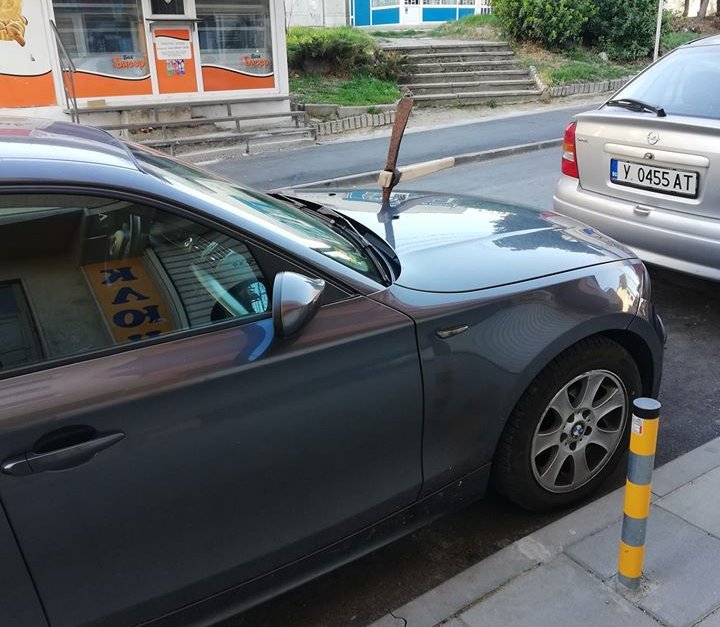 Автомобил във Варна осъмна със забита кирка на предния капак