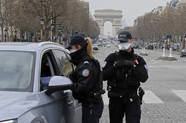 Парижката полиция затяга контрола над карантината; армията помага на болниците