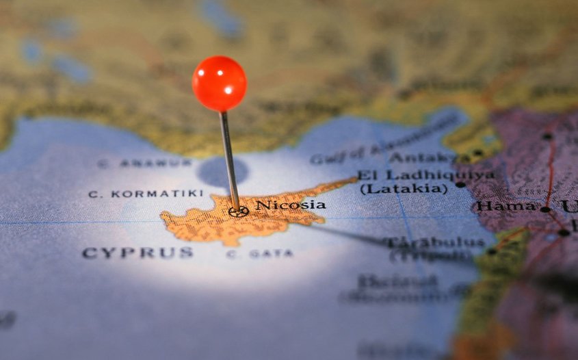 Кипър забранява пътническите полети от България