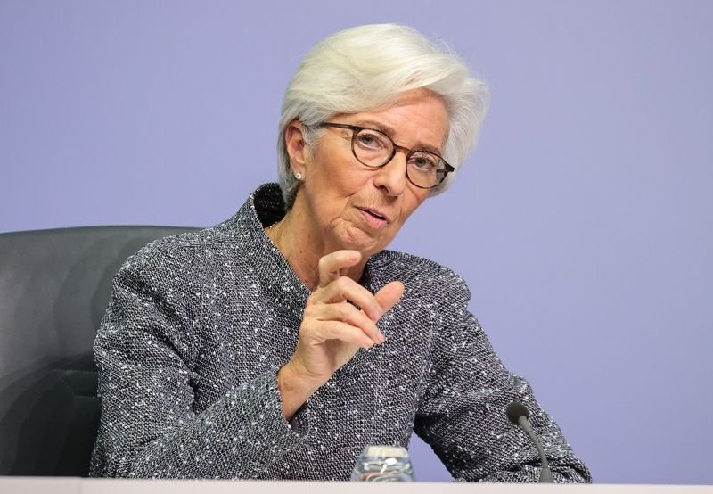 Президентът на ЕЦБ Кристин Лагард обявява новите мерки. Снимка: ЕПА/БГНЕС