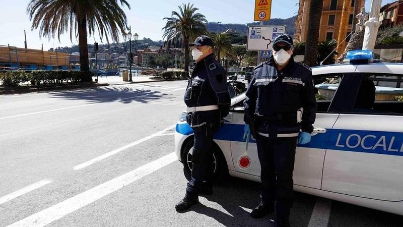 Полицаи на улицата в Генуа