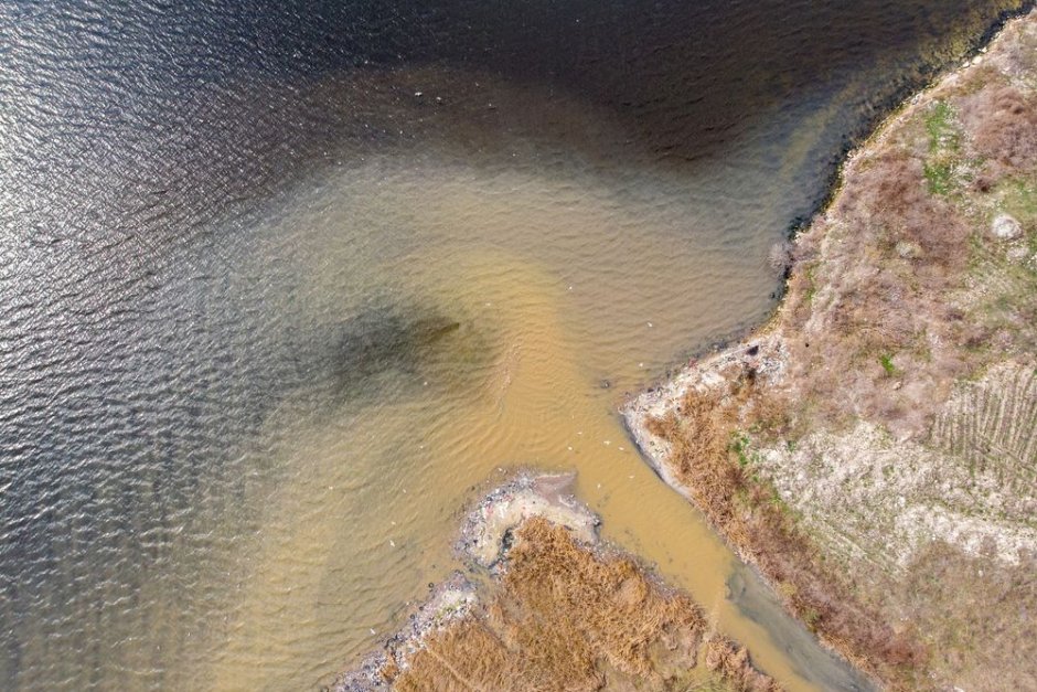 Варненското езеро е замърсено от отпадни води