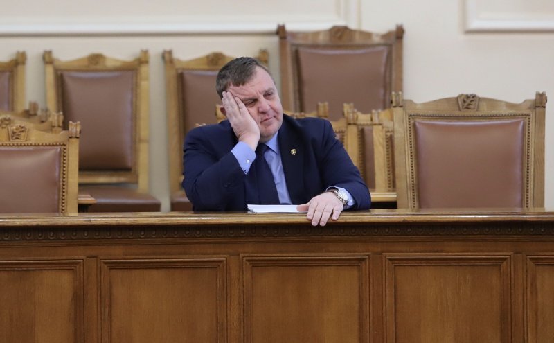 Военният министър Красимир Каракачанов слуша обвиненията на "Атака" за сделките с военни имоти сн.БГНЕС