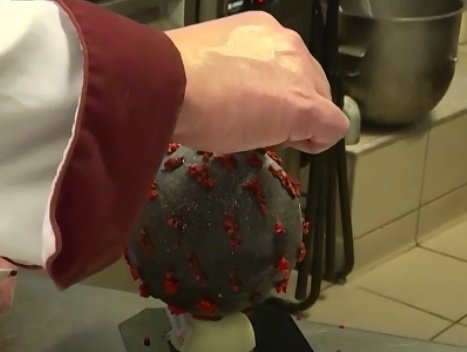 Шоколадов коронавирус на френски сладкар предизвиква усмивки