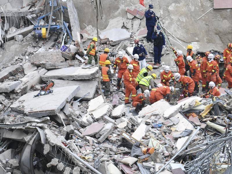 Под развалините на срутения хотел в Китай остават 22 души