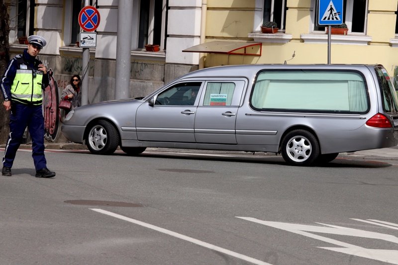 Погребалните агенции протестираха с катафалки в центъра на София