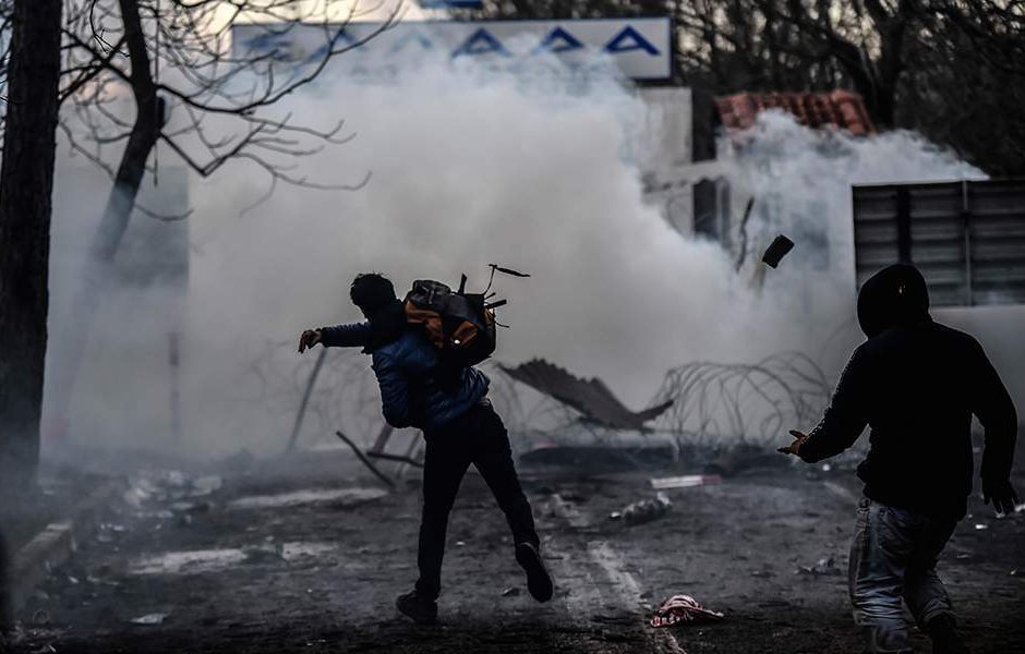 Напрежението на гръцката граница ескалира: Сълзотворен газ, водни оръдия и сблъсъци