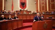 Намаляват заплатите на албанските министри и депутати до ”края на войната с коронавируса”