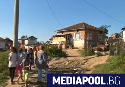 Общо 17 общини с ромско население в България ще получат