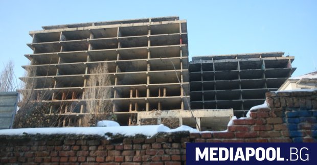 В условията на пандемия здравният министър Кирил Ананиев подписа договора