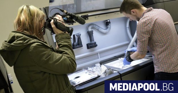 Александър Лазаров е роден в Прага и има български корени