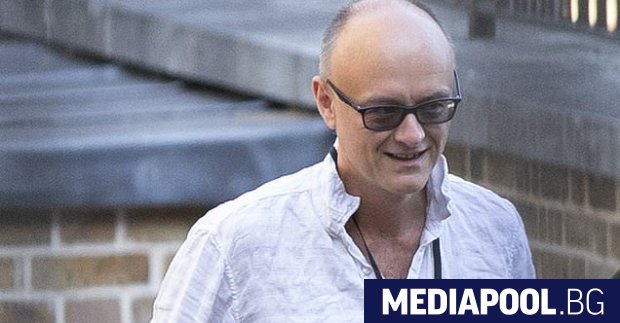 Доминик Къмингс високопоставен съветник на британския премиер Борис Джонсън показва