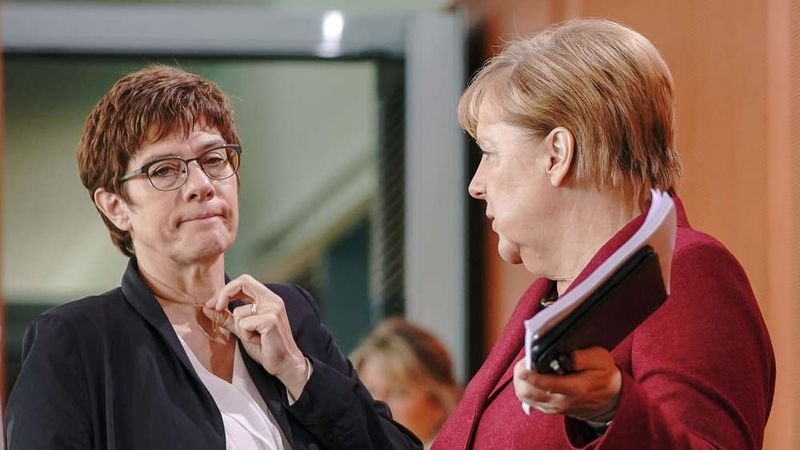 Анегрет Крамп-Каренбауер заедно с канцлерката Ангела Меркел