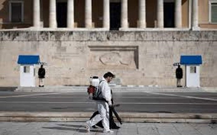 Гърците трябва да пускат SMS или да попълват формуляр, за да излязат от къщи