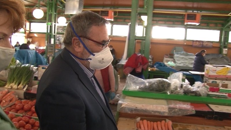 Д-р Ангел Кунчев инспектира пазар в Пловдив. Сн. БГНЕС