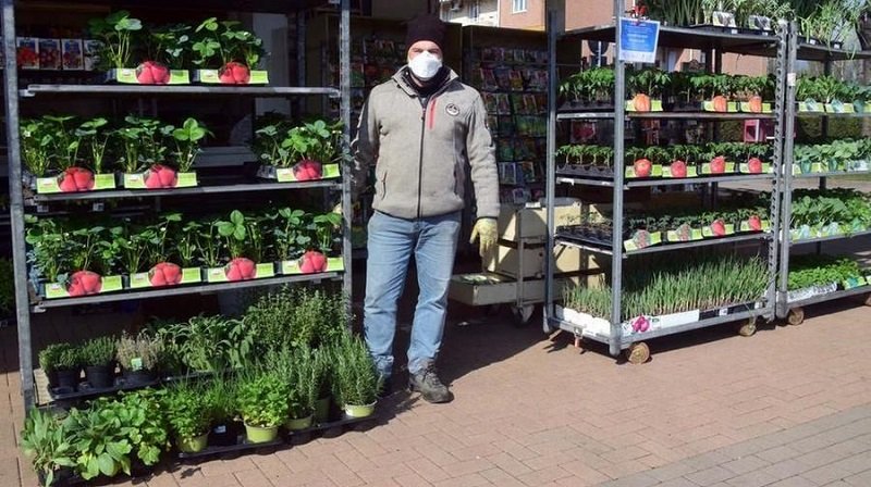 Италия отвори магазините за цветя, растения и семена