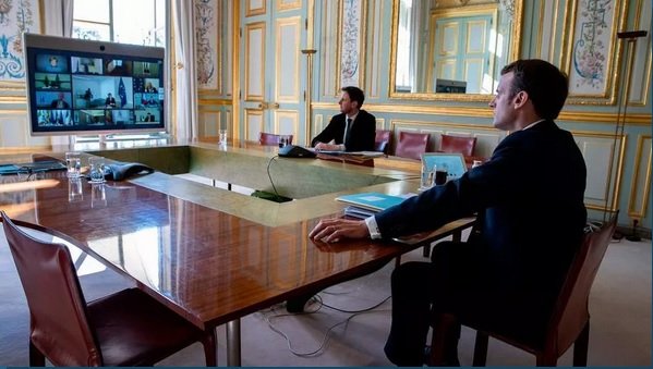 Френският президент Еманюел Макрон по време на снощната видеоконференция