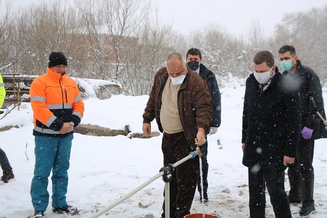Премиерът Бойко Борисов и пернишкият кмет Станислав Владимиров проверяват новия водопровод. Снимка: МС