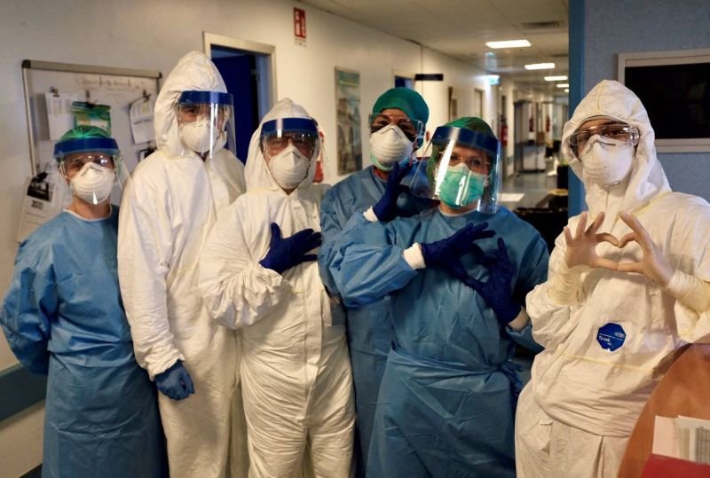 Крехкото бойно снаряжение на лекарите и медицинските сестри в Италия