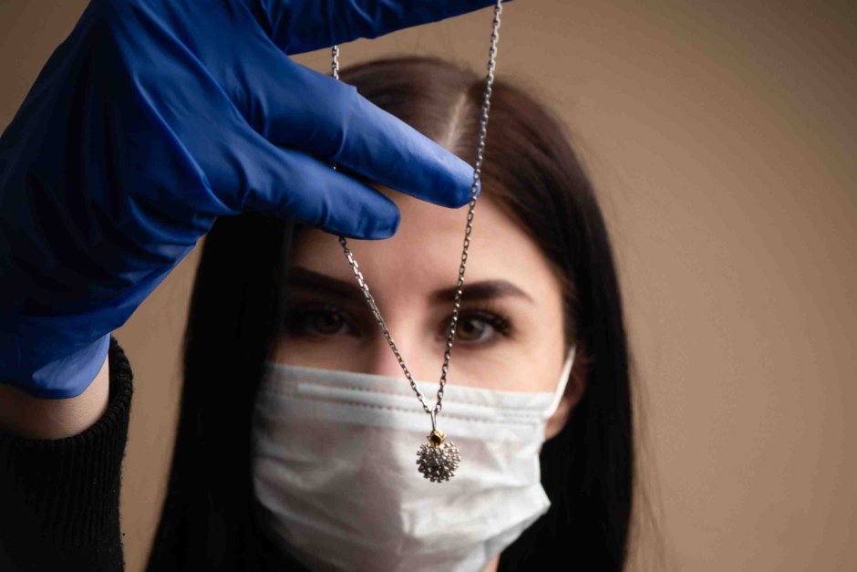 Руски бижутер изработи коронавирус накит