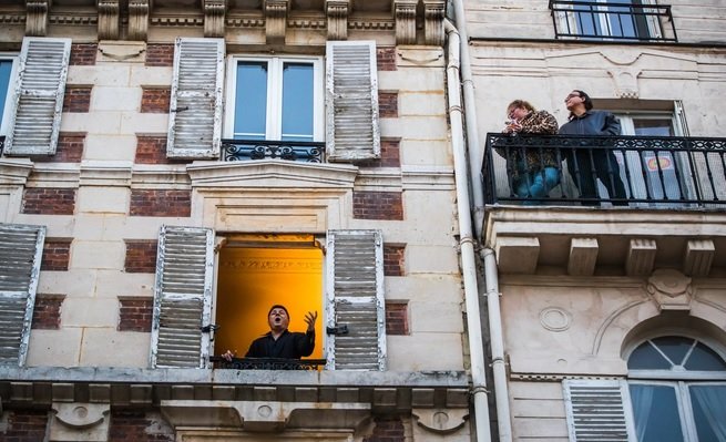 Оперен певец прави серенади от прозореца си в Париж