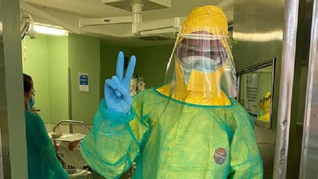 Анестезиологът Моника Гарсия прави знака на победата в болница в Мадрид