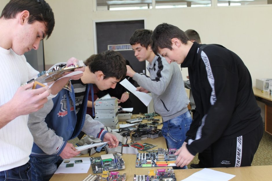 Компютърната гимназия в Правец плаща интернета на учениците си