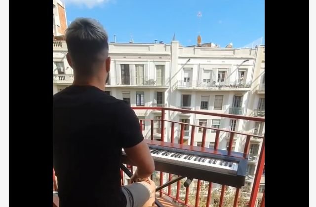 Серенада срещу вируса: Компютърен програмист свири на балкона си в Барселона