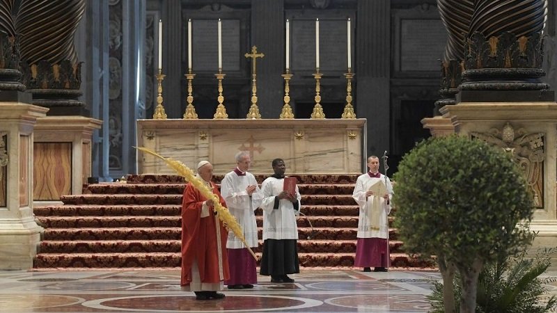 Палмова неделя във Ватикана: папа Франциск отслужи необичайна литургия