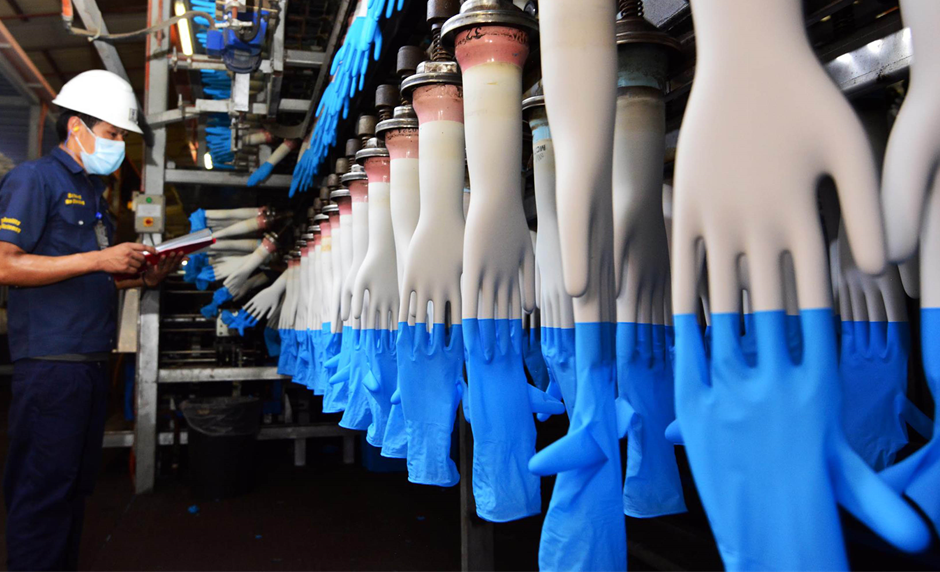 Основният производител на ръкавици в света не смогва с поръчките