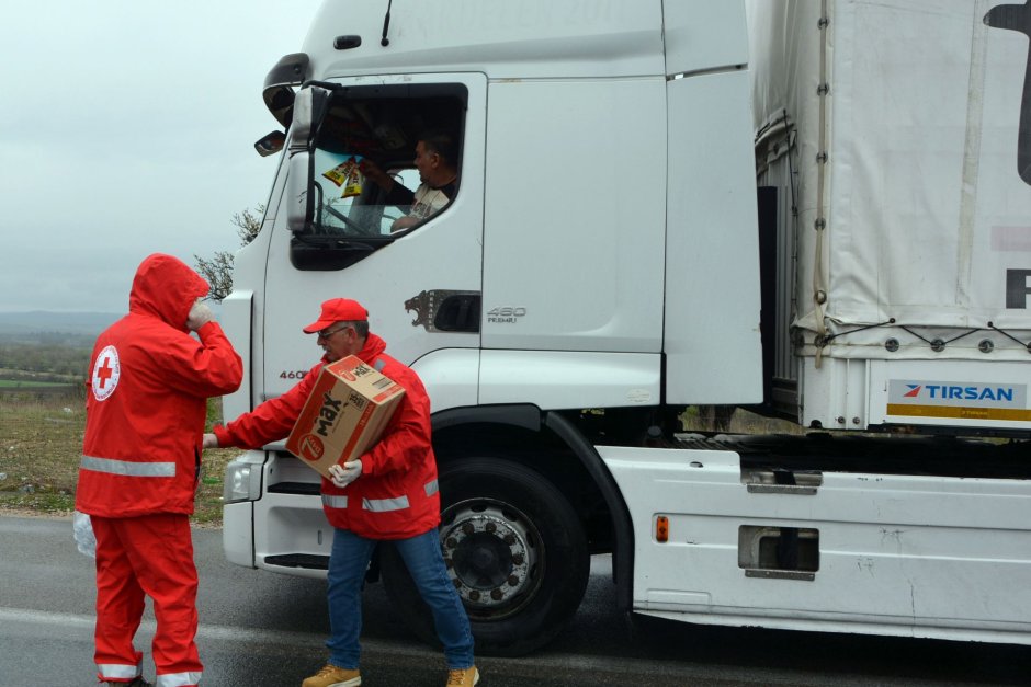 Българо-турската търговско-индустриална камара раздава пакети с храна и вода на бедстващи шофьори