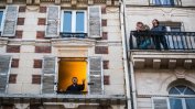 Оперен певец прави серенади от прозореца си в Париж
