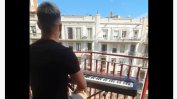 Серенада срещу вируса: Компютърен програмист свири на балкона си в Барселона