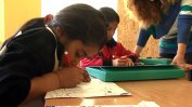 Е-обучение в ромските махали: всички учат заедно - деца, мама, тате, баба и дядо