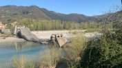 Срути се мост на оживен път в Северна Италия, пострадал е шофьор на камион