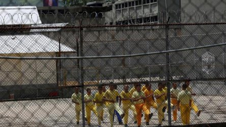 Десетки жертви и ранени при бунт във венецуелски затвор