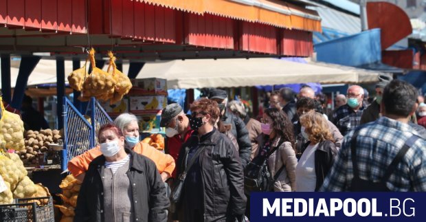 Столичната полиция затвори Женския пазар при масови проверки за спазването