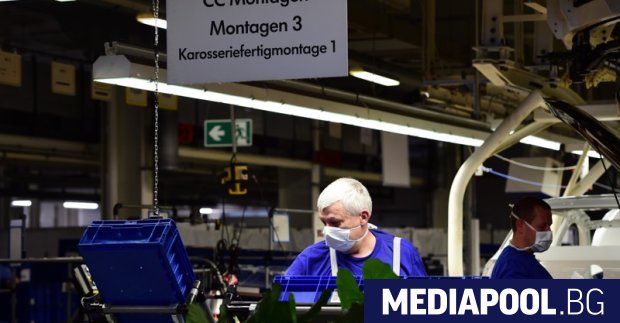 Германският автомобилостроител Фоксваген Volkswagen започва в понеледник постепенно да възобновява
