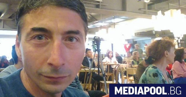 Полицаи са задържали разследващия журналист Димитър Пецов който твърди че
