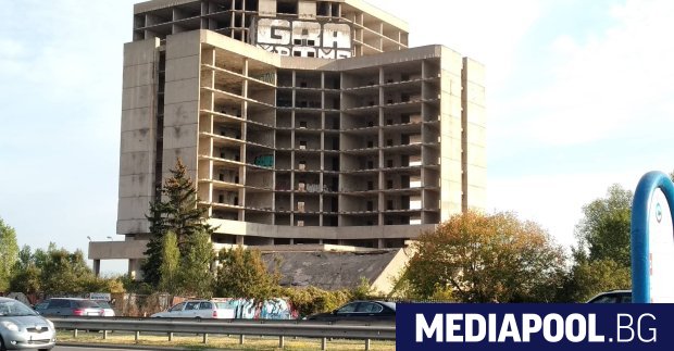 След 40 години безполезно съществуване недостроената сграда на ИПК Родина