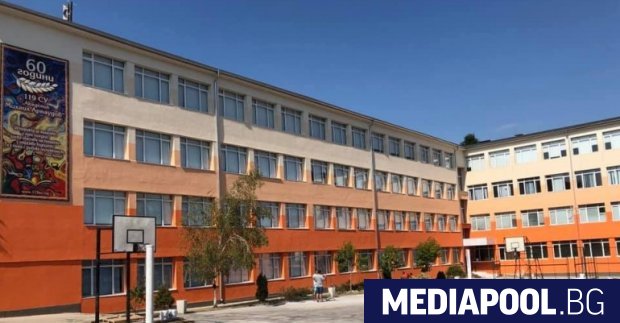 Училищата може да отворят за физическо присъствие само за учениците