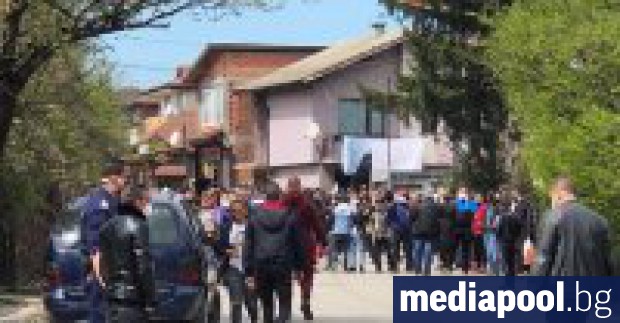 Десетки граждани на квартал Факултета излязоха по улиците около обяд