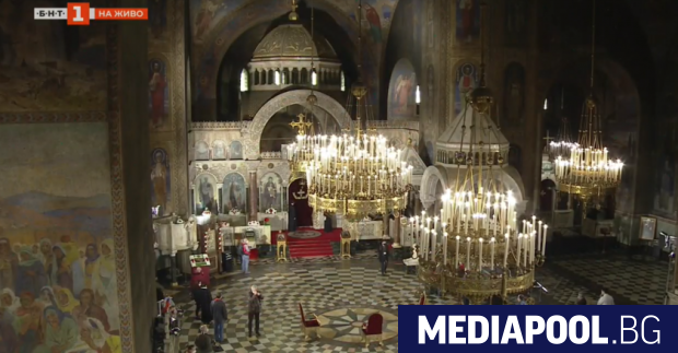 В катедралния храм  Св.Александър Невски се отслужава празничното богослужение