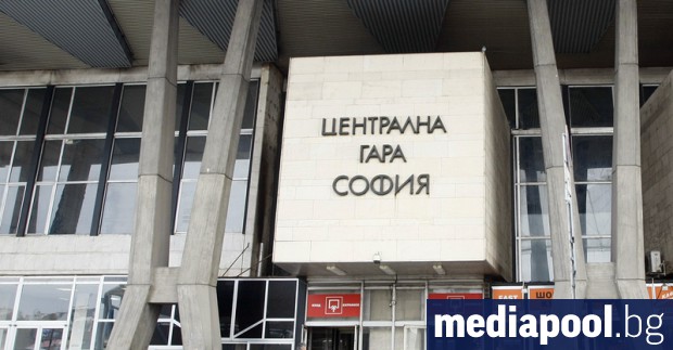 Десетки пътници има струпани на Централната гара в София съобщиха